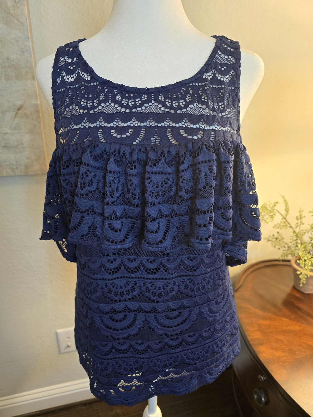 Lilly Pulitzer Navy Crochet Lace Ruffle Cold-Shoulder Camisole Medium